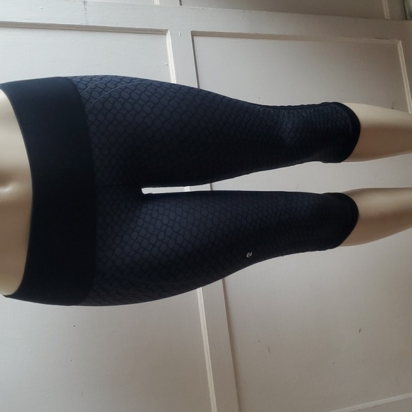 Lululemon Crop ruched black diamond printed leggings Size 6 - Picture 1 of 7